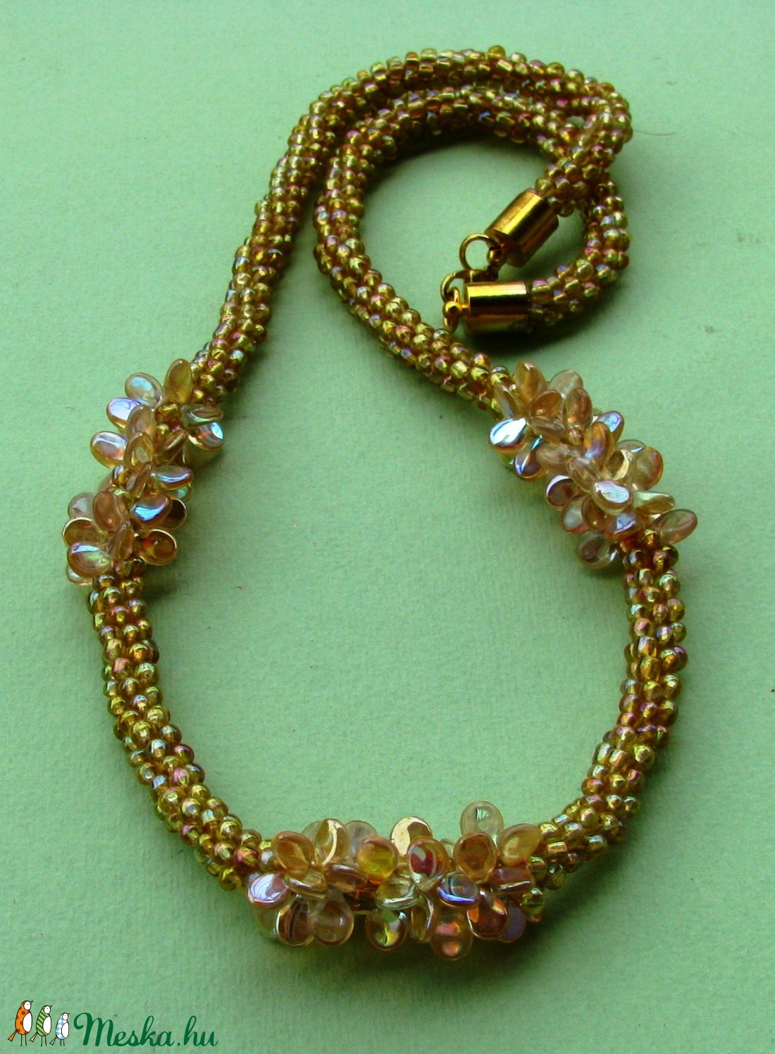 Halvány aranyszínű sziromgyöngyökkel díszített nyaklánc - ékszer - nyaklánc - statement nyaklánc - Meska.hu