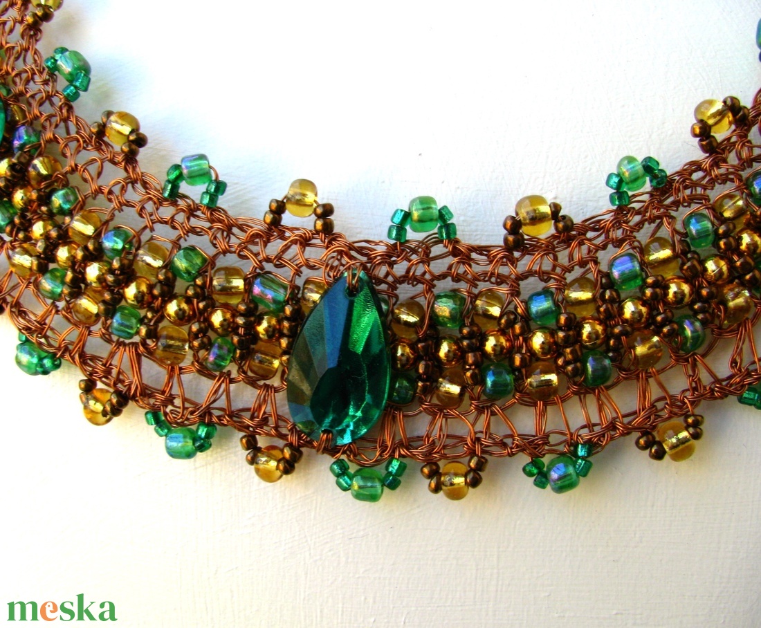 Csipkehorgolt nyaklánc rézdrótból zöld, arany, bronzszínű gyöngydiszítéssel - ékszer - nyaklánc - statement nyaklánc - Meska.hu