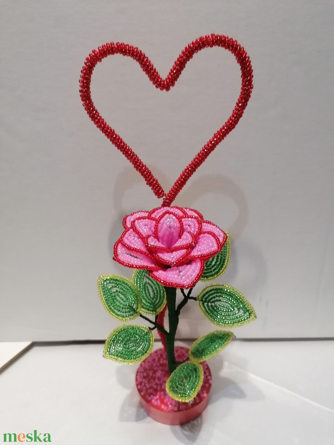Rózsa gyöngyből szívvel - otthon & életmód - dekoráció - virágdísz és tartó - csokor & virágdísz - Meska.hu