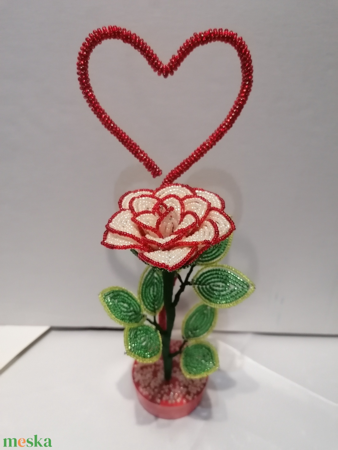 Rózsa gyöngyből szívvel - otthon & életmód - dekoráció - virágdísz és tartó - csokor & virágdísz - Meska.hu