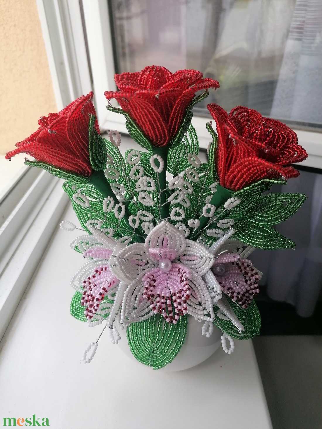 Gyöngyből készült rózsa orchideával - otthon & életmód - dekoráció - virágdísz és tartó - csokor & virágdísz - Meska.hu