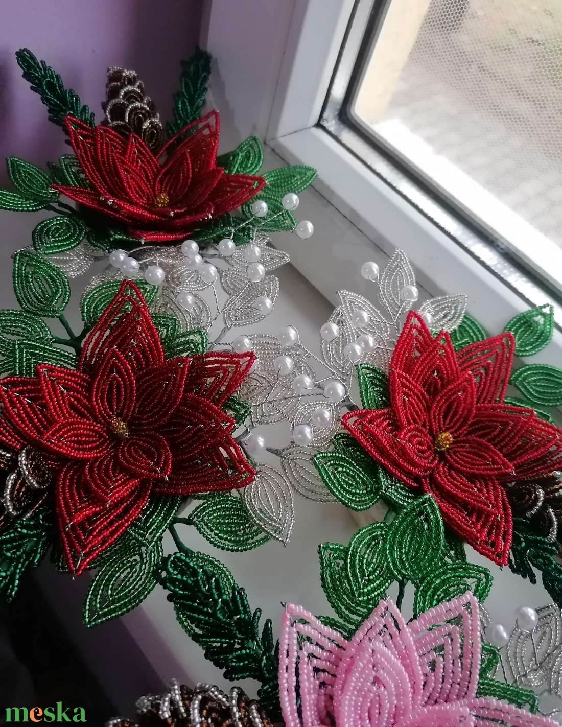 Karácsonyi asztali dísz, mikulásvirág gyöngyből - karácsony - karácsonyi lakásdekoráció - ünnepi asztaldekoráció - Meska.hu