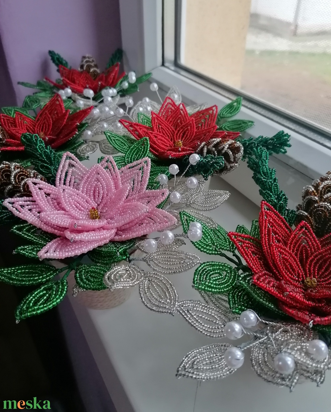 Karácsonyi asztali dísz, mikulásvirág gyöngyből - karácsony - karácsonyi lakásdekoráció - ünnepi asztaldekoráció - Meska.hu