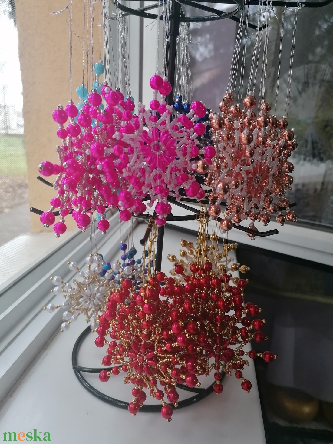 Karácsonyi csillagok gyöngyből - karácsony - karácsonyi lakásdekoráció - karácsonyfadíszek - Meska.hu