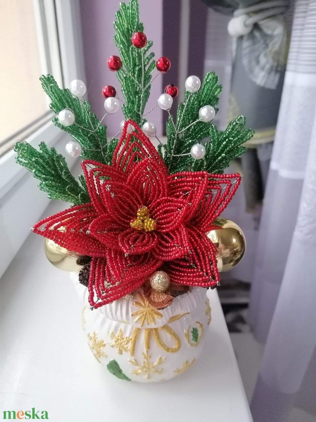 Mikulásvirágos asztali dísz gyöngyből - karácsony - karácsonyi lakásdekoráció - ünnepi asztaldekoráció - Meska.hu