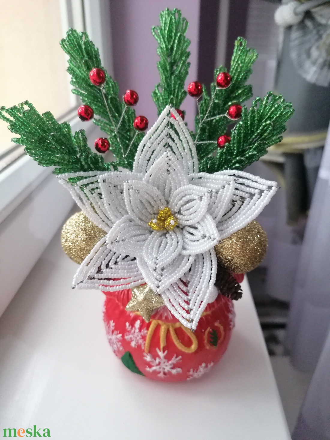 Mikulásvirágos asztali dísz gyöngyből - karácsony - karácsonyi lakásdekoráció - ünnepi asztaldekoráció - Meska.hu