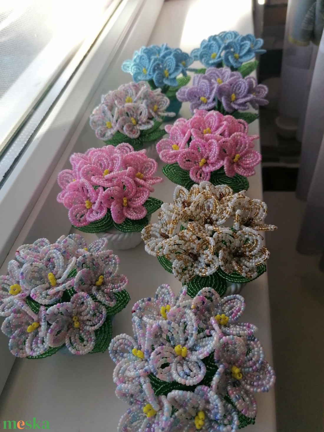 5 db kis fokföldi ibolya gyöngyből - otthon & életmód - virágdekoráció - virágdíszek - asztali virágdísz - Meska.hu