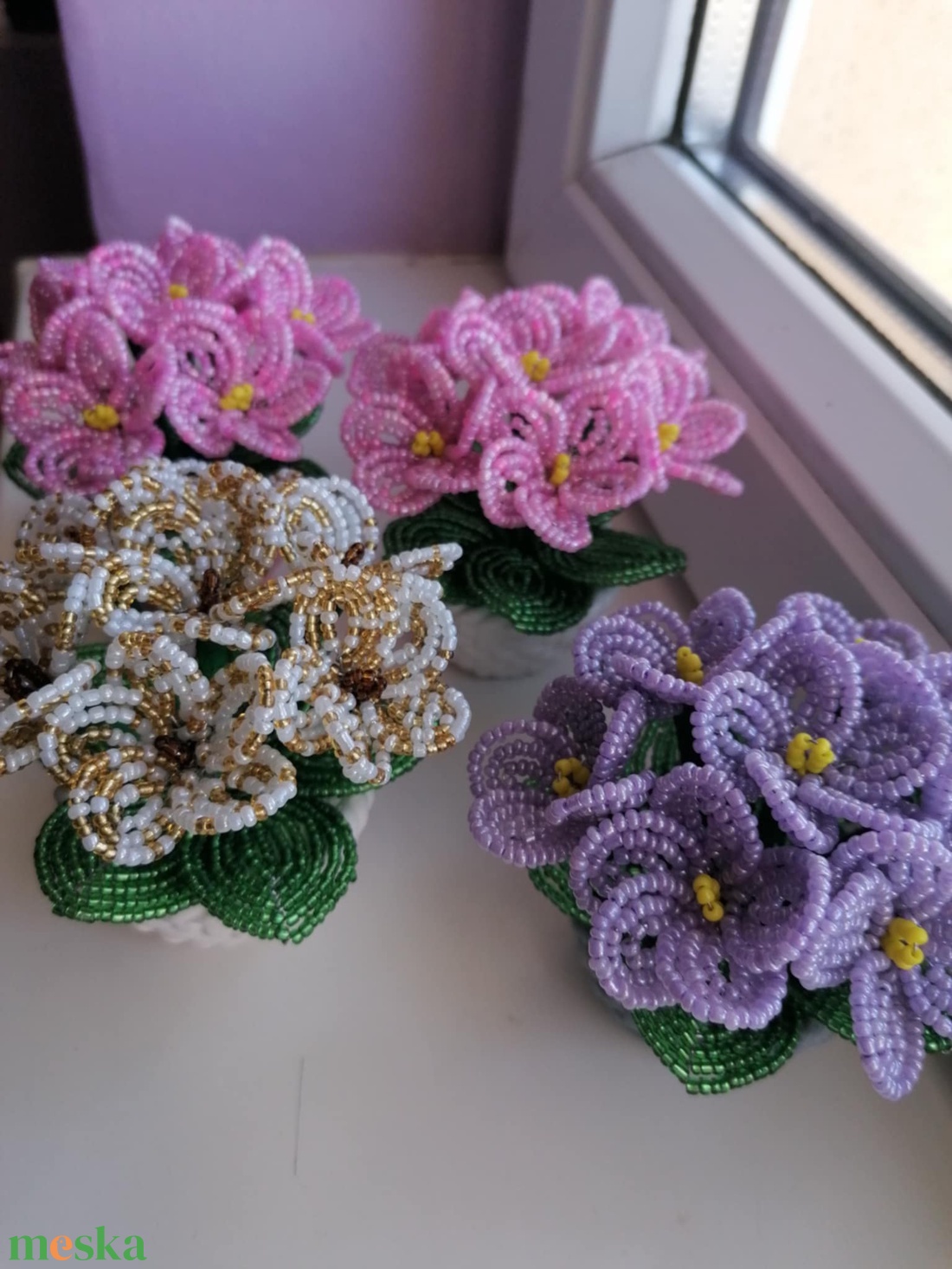 5 db kis fokföldi ibolya gyöngyből - otthon & életmód - virágdekoráció - virágdíszek - asztali virágdísz - Meska.hu