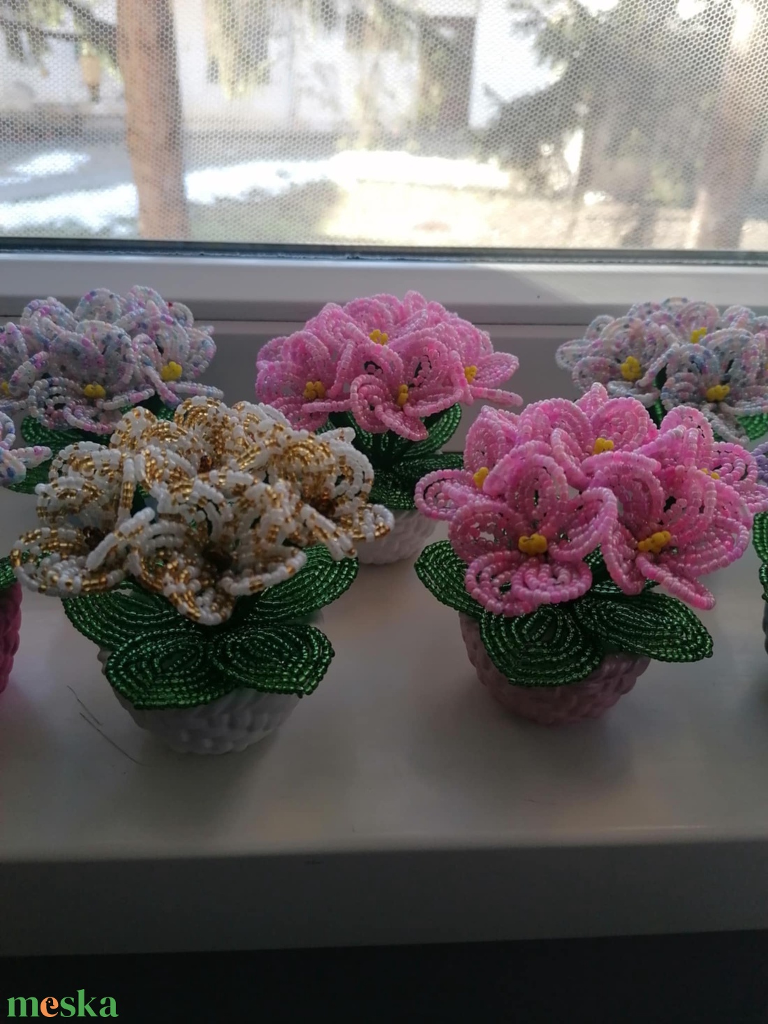 5 db kis fokföldi ibolya gyöngyből - otthon & életmód - virágdekoráció - virágdíszek - asztali virágdísz - Meska.hu