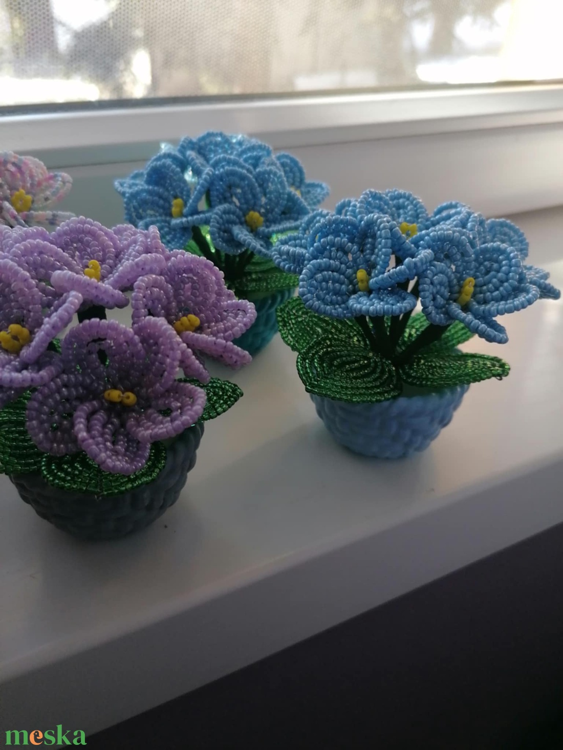 5 db kis fokföldi ibolya gyöngyből - otthon & életmód - virágdekoráció - virágdíszek - asztali virágdísz - Meska.hu