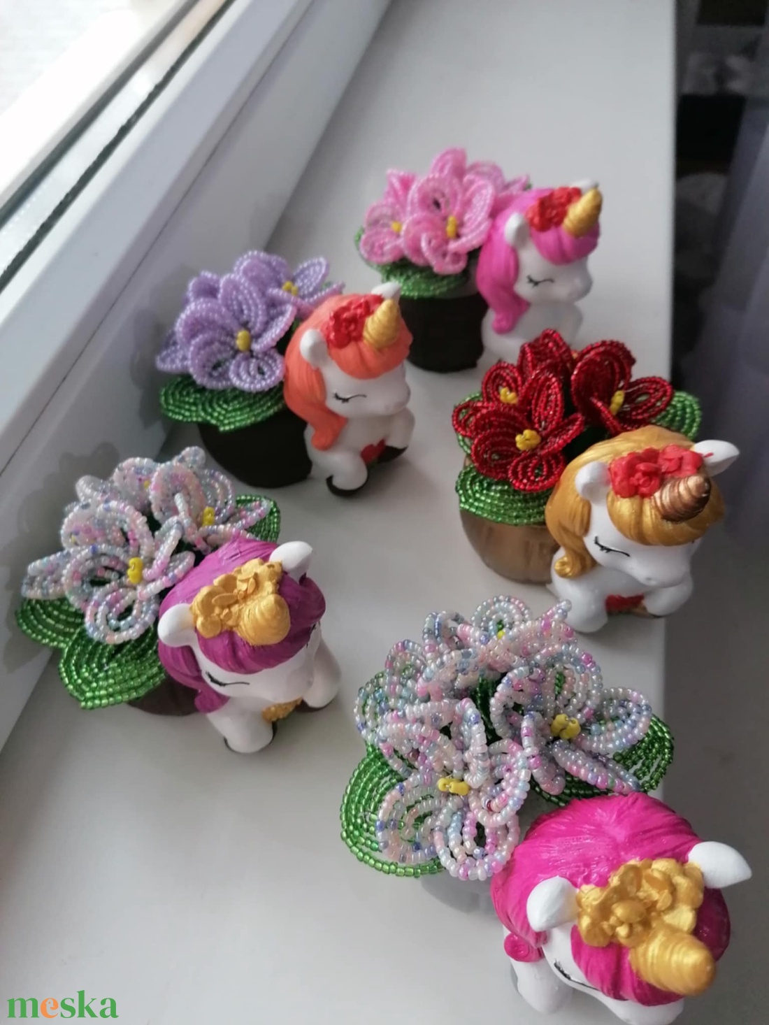 Unikornis gyöngyből készült virággal - otthon & életmód - dekoráció - asztal és polc dekoráció - asztaldísz - Meska.hu