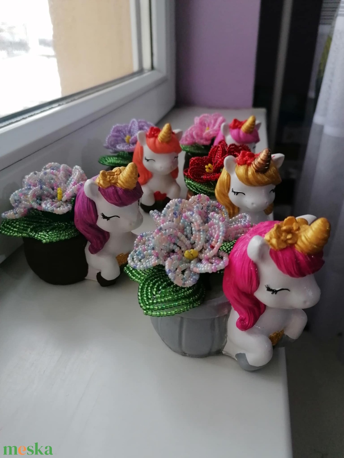 Unikornis gyöngyből készült virággal - otthon & életmód - dekoráció - asztal és polc dekoráció - asztaldísz - Meska.hu