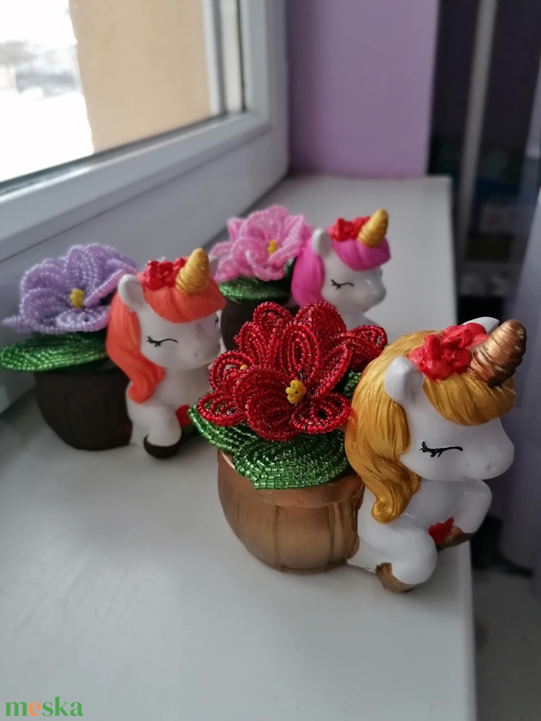 Unikornis gyöngyből készült virággal - otthon & életmód - dekoráció - asztal és polc dekoráció - asztaldísz - Meska.hu