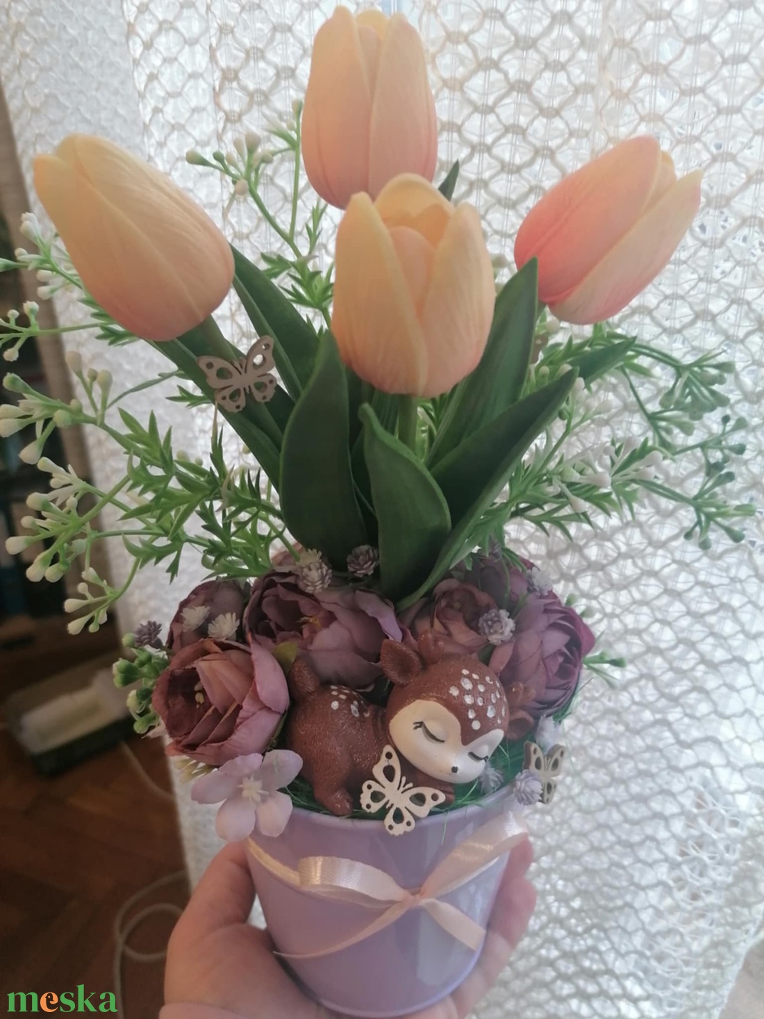 Asztali dísz őzikével élethű gumitulipánból - otthon & életmód - virágdekoráció - virágdíszek - asztali virágdísz - Meska.hu