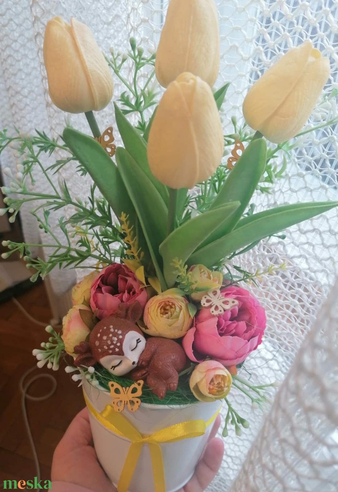 Asztali dísz őzikével élethű gumitulipánból - otthon & életmód - virágdekoráció - virágdíszek - asztali virágdísz - Meska.hu