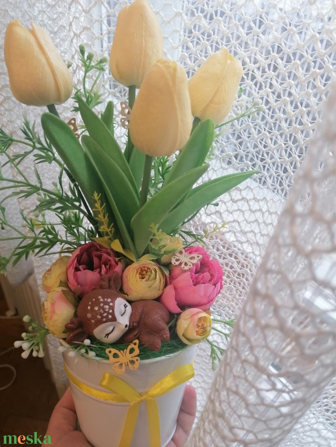 Asztali dísz őzikével élethű gumitulipánból - otthon & életmód - virágdekoráció - virágdíszek - asztali virágdísz - Meska.hu