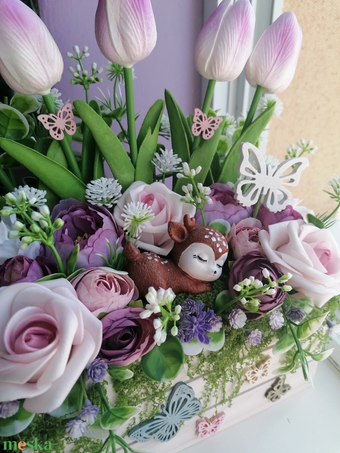 Asztali dísz őzikével élethű gumitulipánból - otthon & életmód - virágdekoráció - virágdíszek - asztali virágdísz - Meska.hu