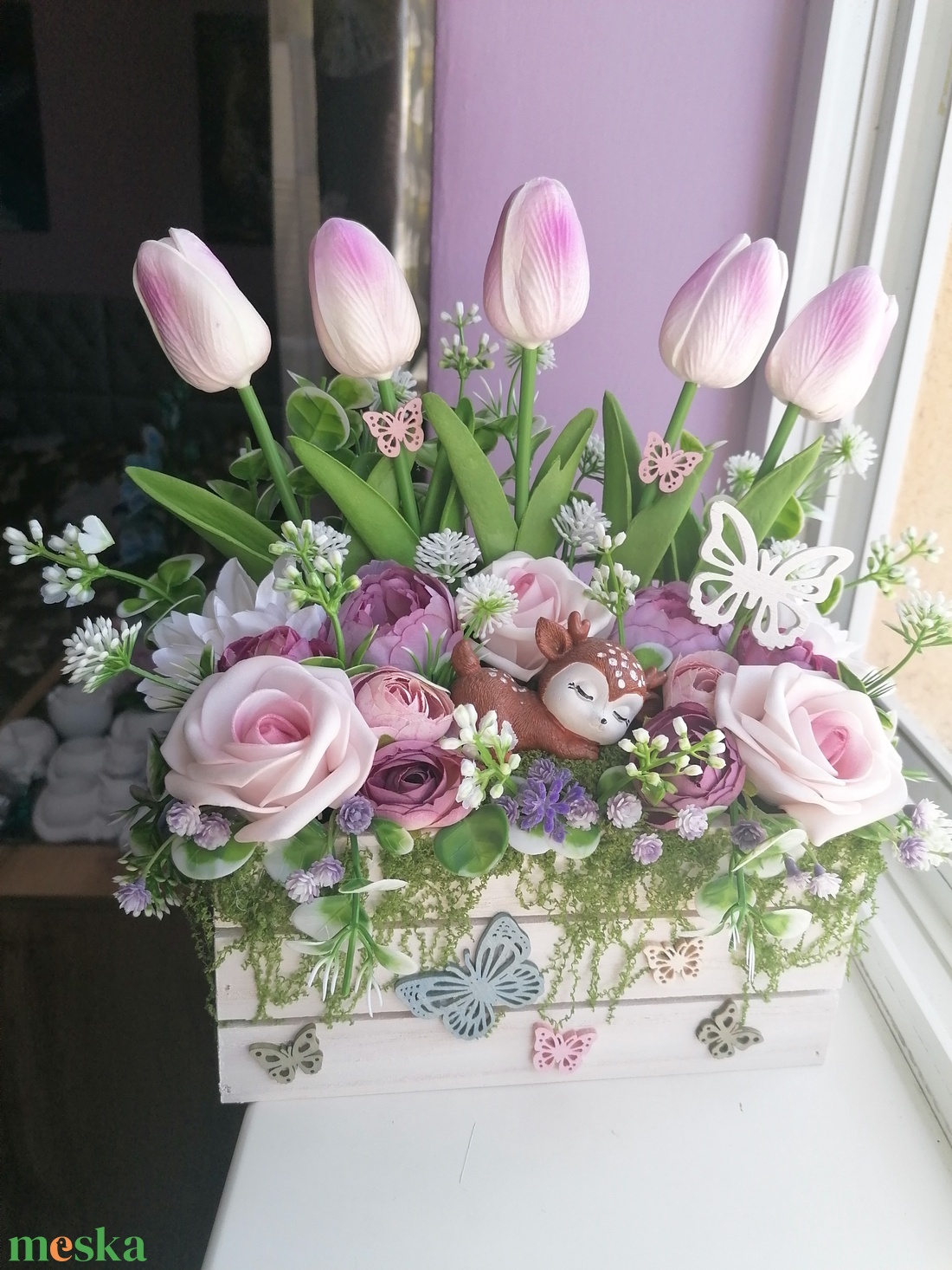 Asztali dísz őzikével élethű gumitulipánból - otthon & életmód - virágdekoráció - virágdíszek - asztali virágdísz - Meska.hu