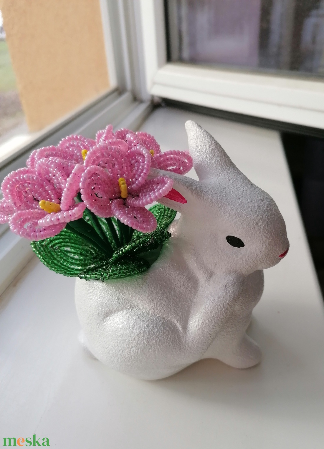 Gyöngyből készült ibolya nyuszi kaspóban - otthon & életmód - virágdekoráció - virágdíszek - virágdísz kaspóban - Meska.hu