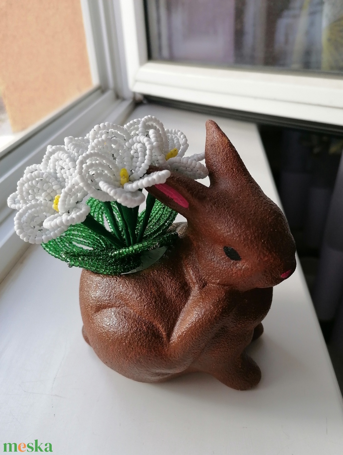 Gyöngyből készült ibolya nyuszi kaspóban - otthon & életmód - virágdekoráció - virágdíszek - virágdísz kaspóban - Meska.hu