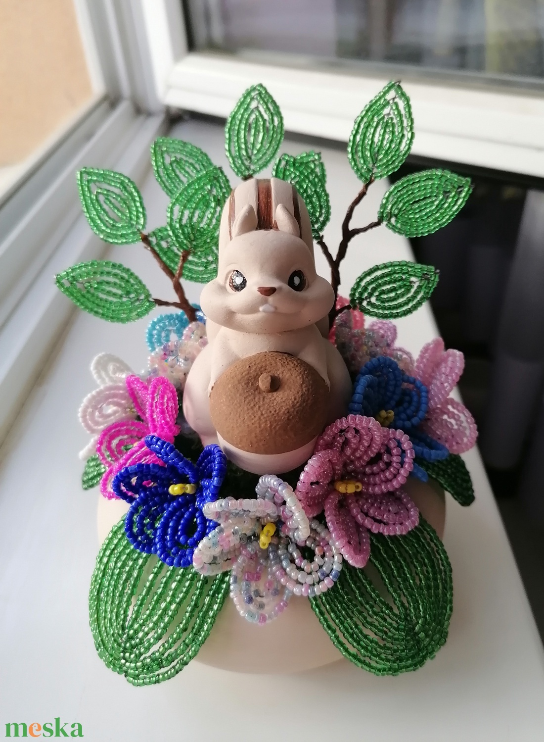 Mókusos asztali dísz gyöngy virágokkal - otthon & életmód - virágdekoráció - virágdíszek - virágdísz kaspóban - Meska.hu