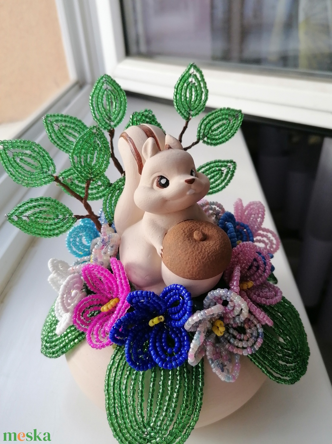 Mókusos asztali dísz gyöngy virágokkal - otthon & életmód - virágdekoráció - virágdíszek - virágdísz kaspóban - Meska.hu