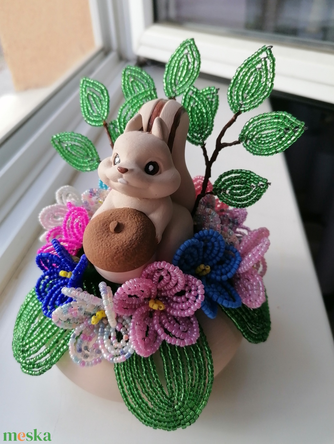 Mókusos asztali dísz gyöngy virágokkal - otthon & életmód - virágdekoráció - virágdíszek - virágdísz kaspóban - Meska.hu