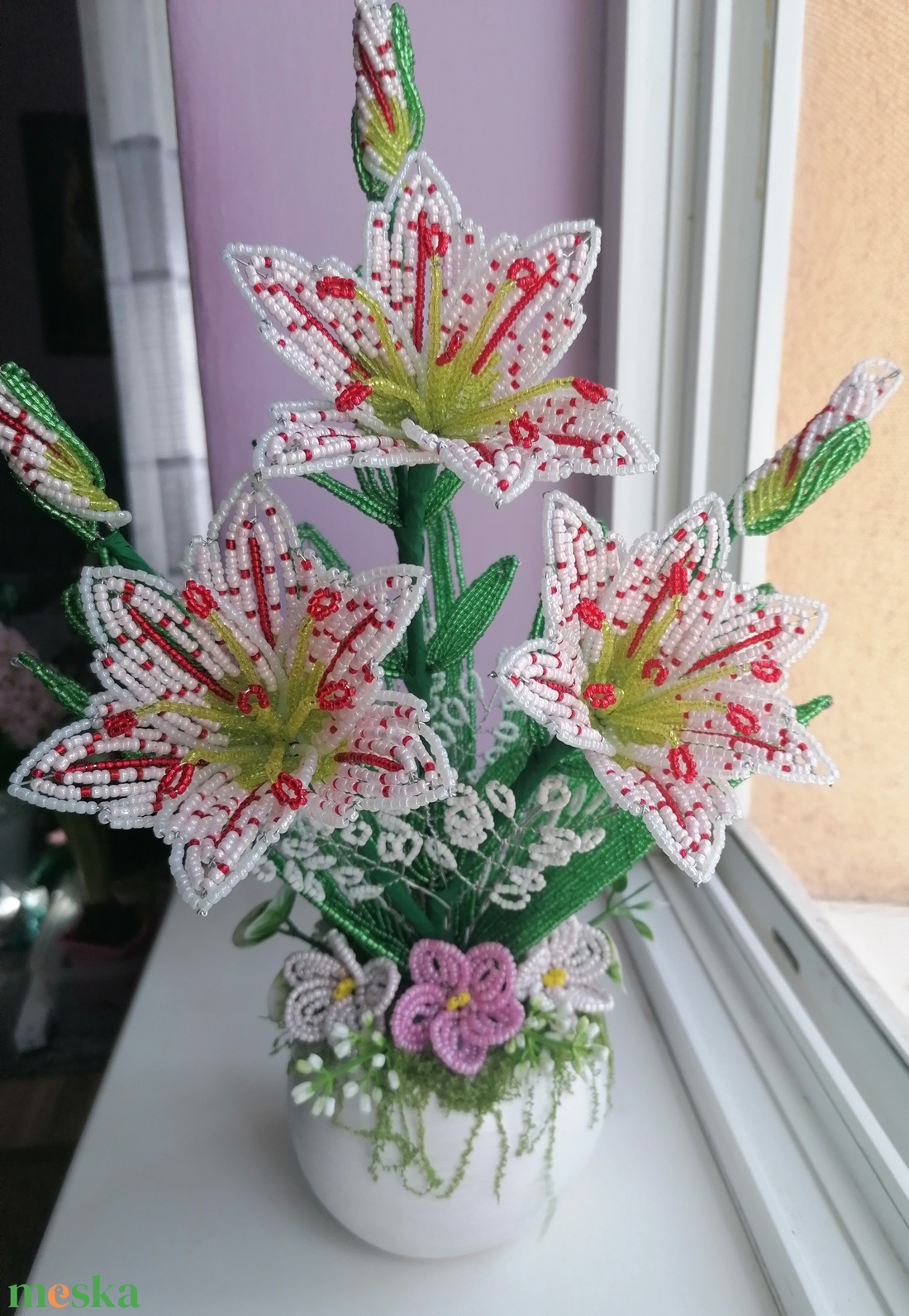 Gyöngyből készült liliom - otthon & életmód - virágdekoráció - virágdíszek - asztali virágdísz - Meska.hu