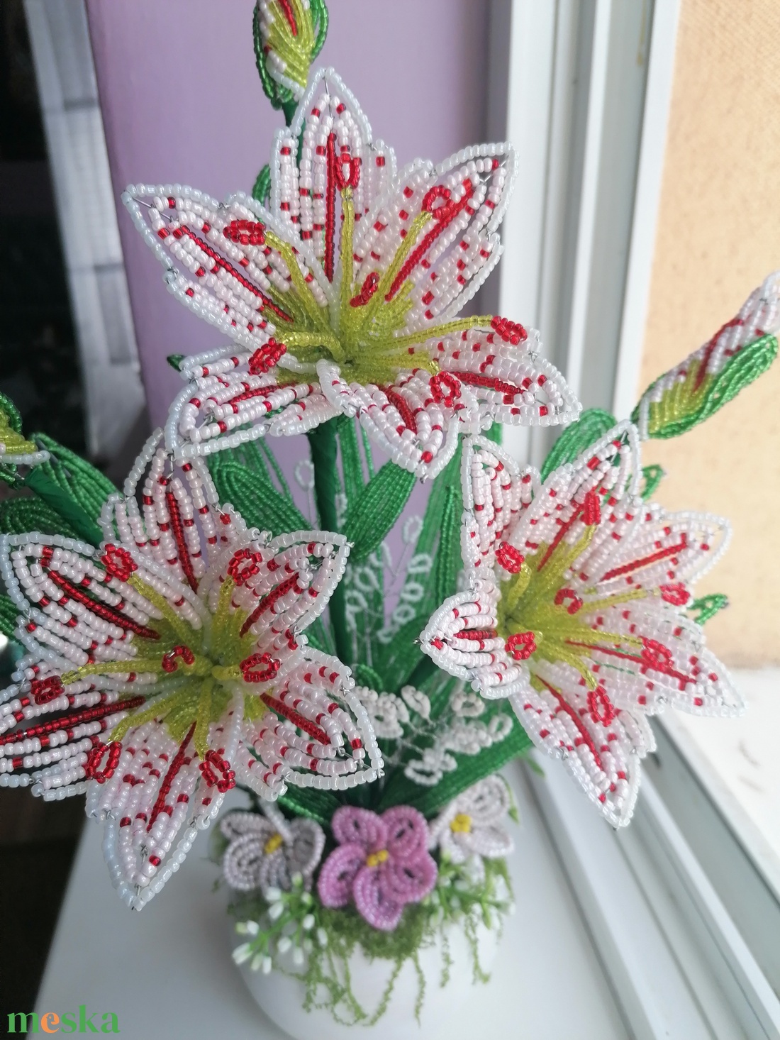 Gyöngyből készült liliom - otthon & életmód - virágdekoráció - virágdíszek - asztali virágdísz - Meska.hu