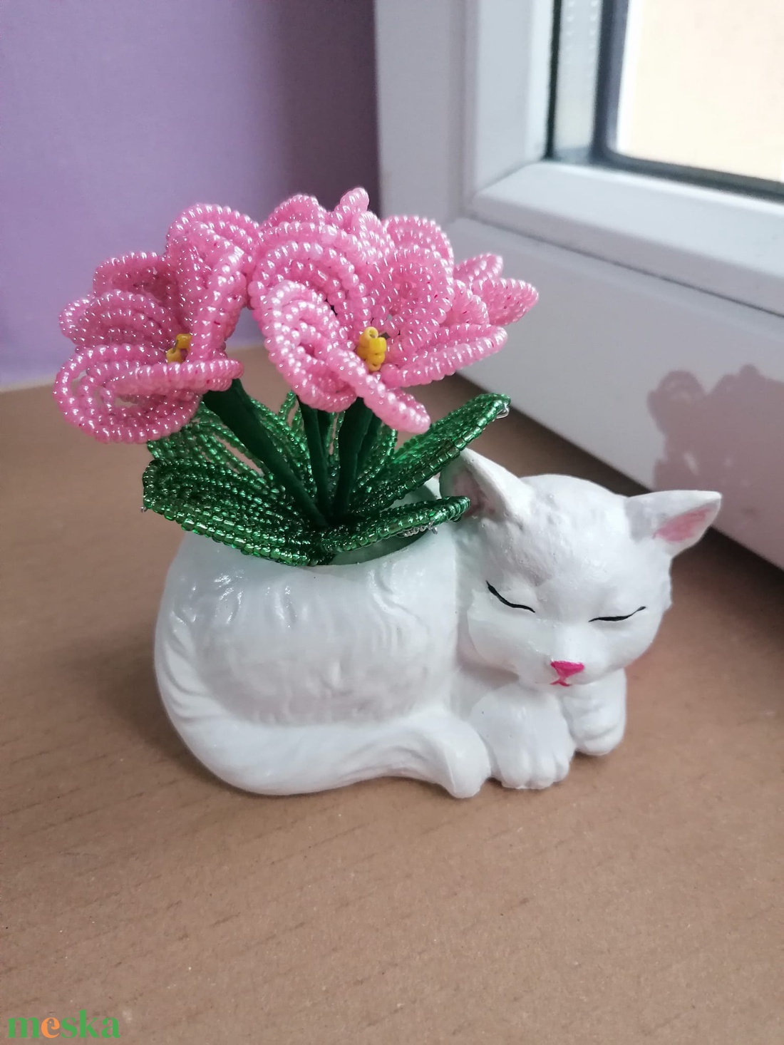 Cica fokföldi ibolyával - otthon & életmód - virágdekoráció - virágdíszek - asztali virágdísz - Meska.hu