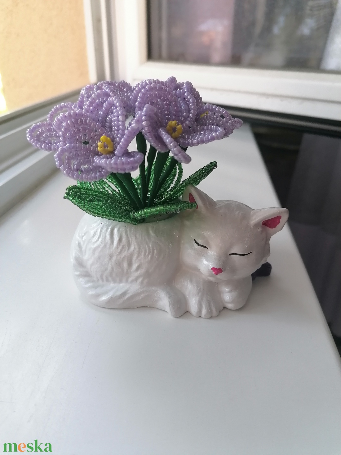 Cica fokföldi ibolyával - otthon & életmód - virágdekoráció - virágdíszek - asztali virágdísz - Meska.hu