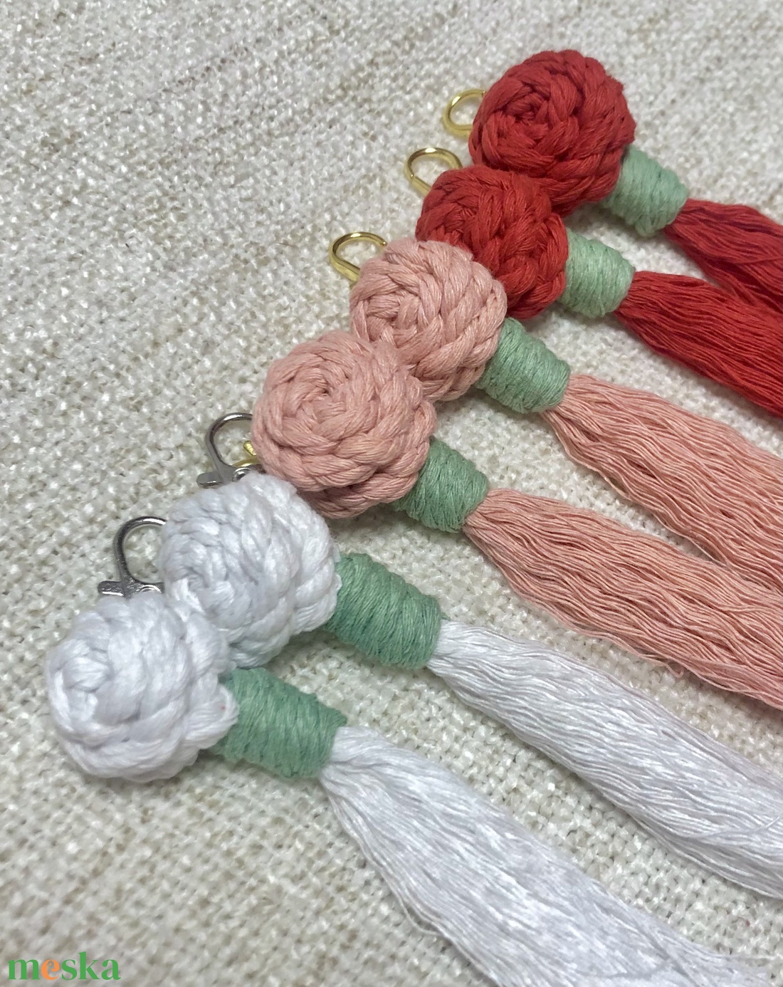 Virágzó Kedvesség � Makramé virág és rózsa kulcstartó / táskadísz többféle színben - táska & tok - kulcstartó & táskadísz - kulcstartó - Meska.hu