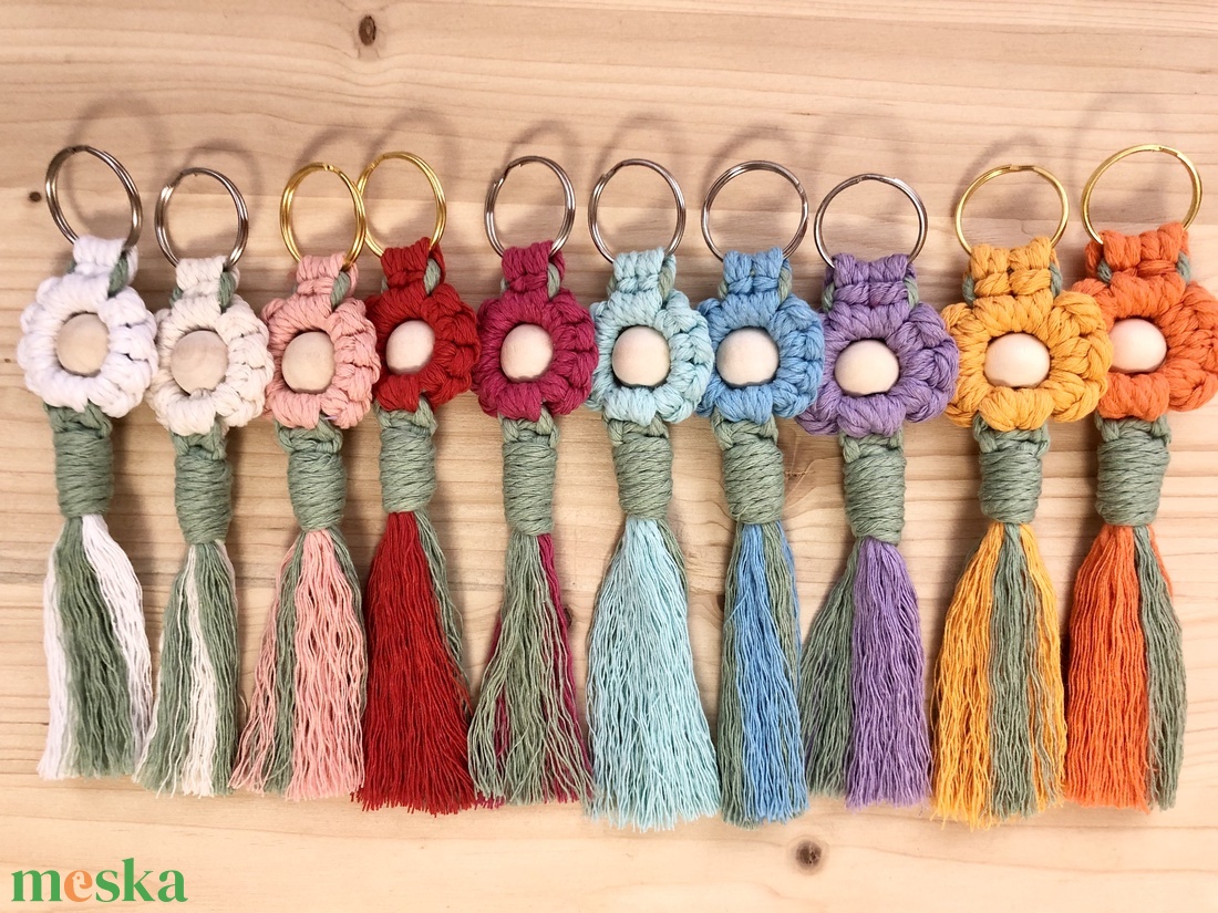 Virágzó Kedvesség � Makramé virág és rózsa kulcstartó / táskadísz többféle színben - táska & tok - kulcstartó & táskadísz - kulcstartó - Meska.hu