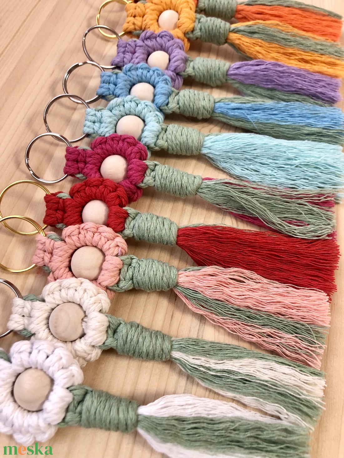 Virágzó Kedvesség � Makramé virág és rózsa kulcstartó / táskadísz többféle színben - táska & tok - kulcstartó & táskadísz - kulcstartó - Meska.hu