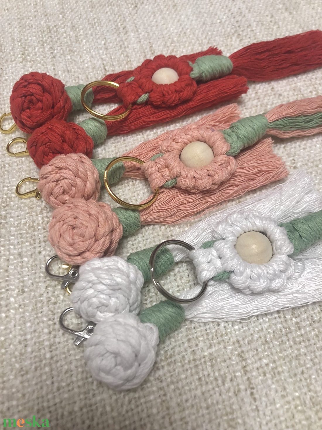 Virágzó Kedvesség � Makramé virág és rózsa kulcstartó / táskadísz többféle színben - táska & tok - kulcstartó & táskadísz - kulcstartó - Meska.hu