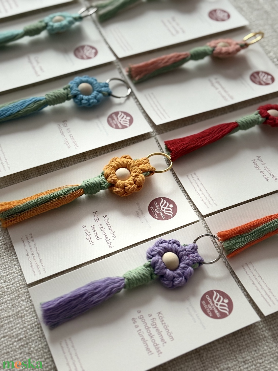 Virágzó Kedvesség � Makramé virág kulcstartó / táskadísz többféle színben CSOMAGOLVA! - táska & tok - kulcstartó & táskadísz - kulcstartó - Meska.hu