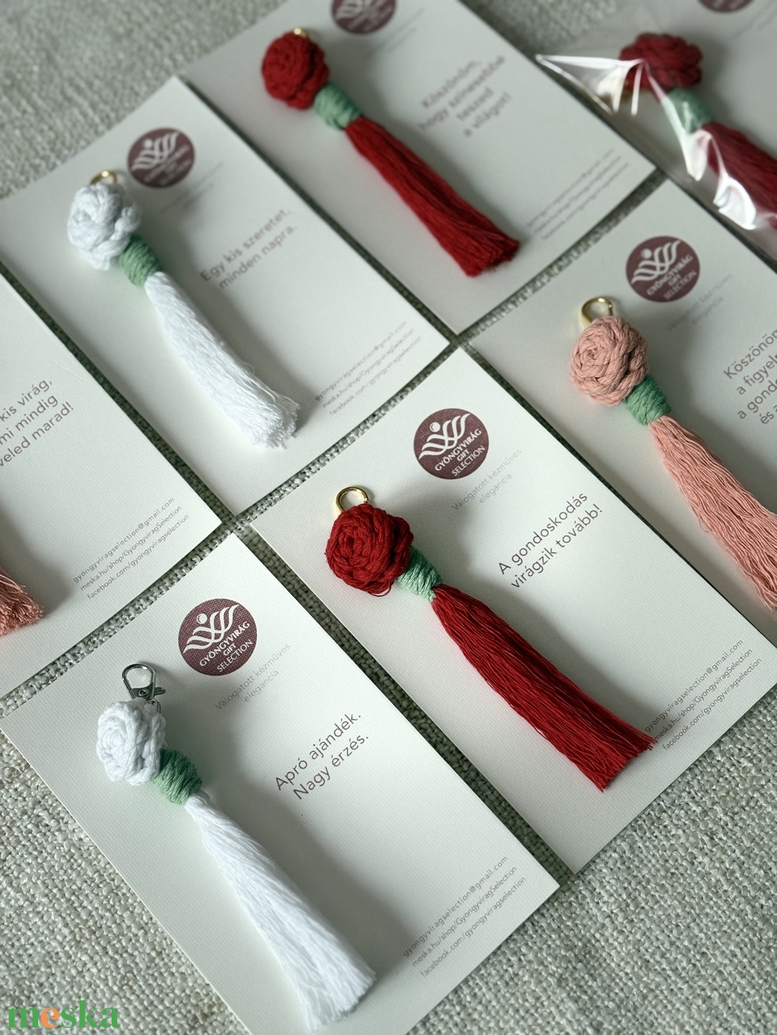 Virágzó Kedvesség � Makramé rózsabimbó kulcstartó / táskadísz többféle színben CSOMAGOLVA! - táska & tok - kulcstartó & táskadísz - kulcstartó - Meska.hu