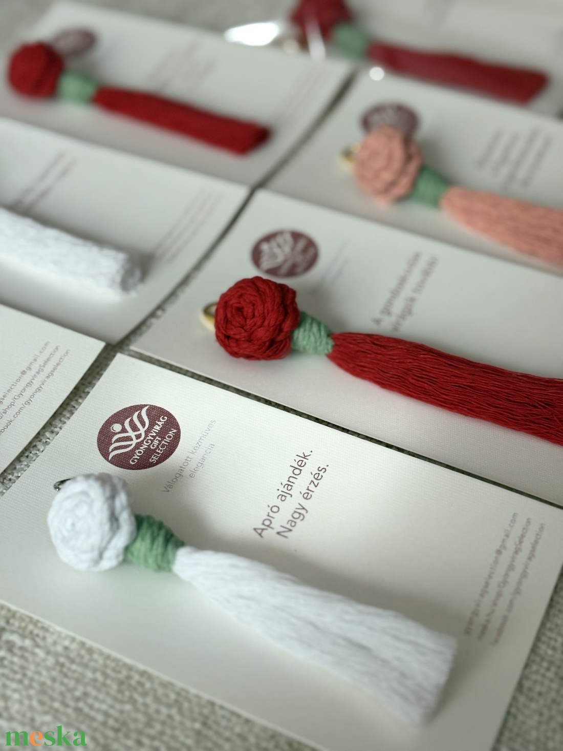 Virágzó Kedvesség � Makramé rózsabimbó kulcstartó / táskadísz többféle színben CSOMAGOLVA! - táska & tok - kulcstartó & táskadísz - kulcstartó - Meska.hu