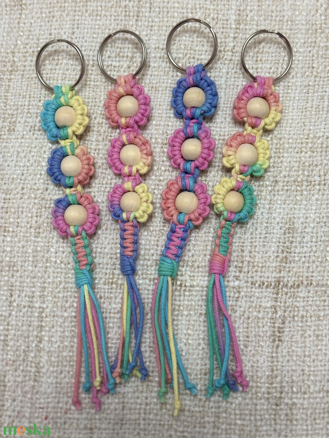 Színpompás Trió � Kézzel csomózott kulcstartók és táskadíszek CSOMAGOLVA IS! - táska & tok - kulcstartó & táskadísz - kulcstartó - Meska.hu