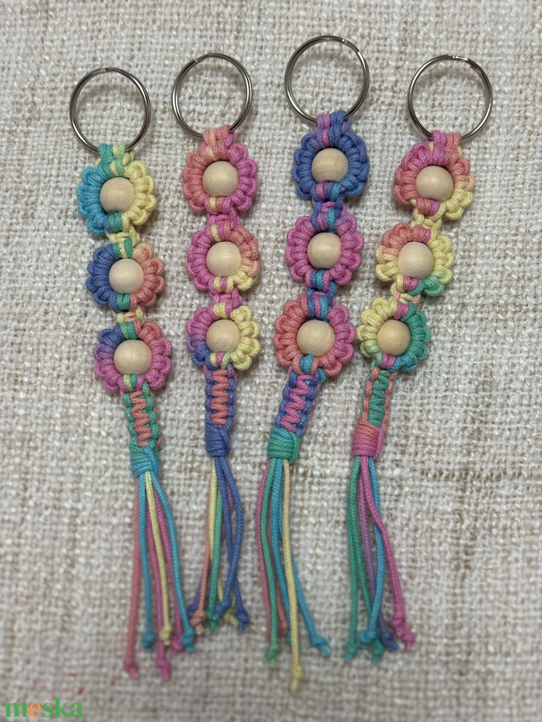 Színpompás Trió � Kézzel csomózott kulcstartók és táskadíszek CSOMAGOLVA IS! - táska & tok - kulcstartó & táskadísz - kulcstartó - Meska.hu