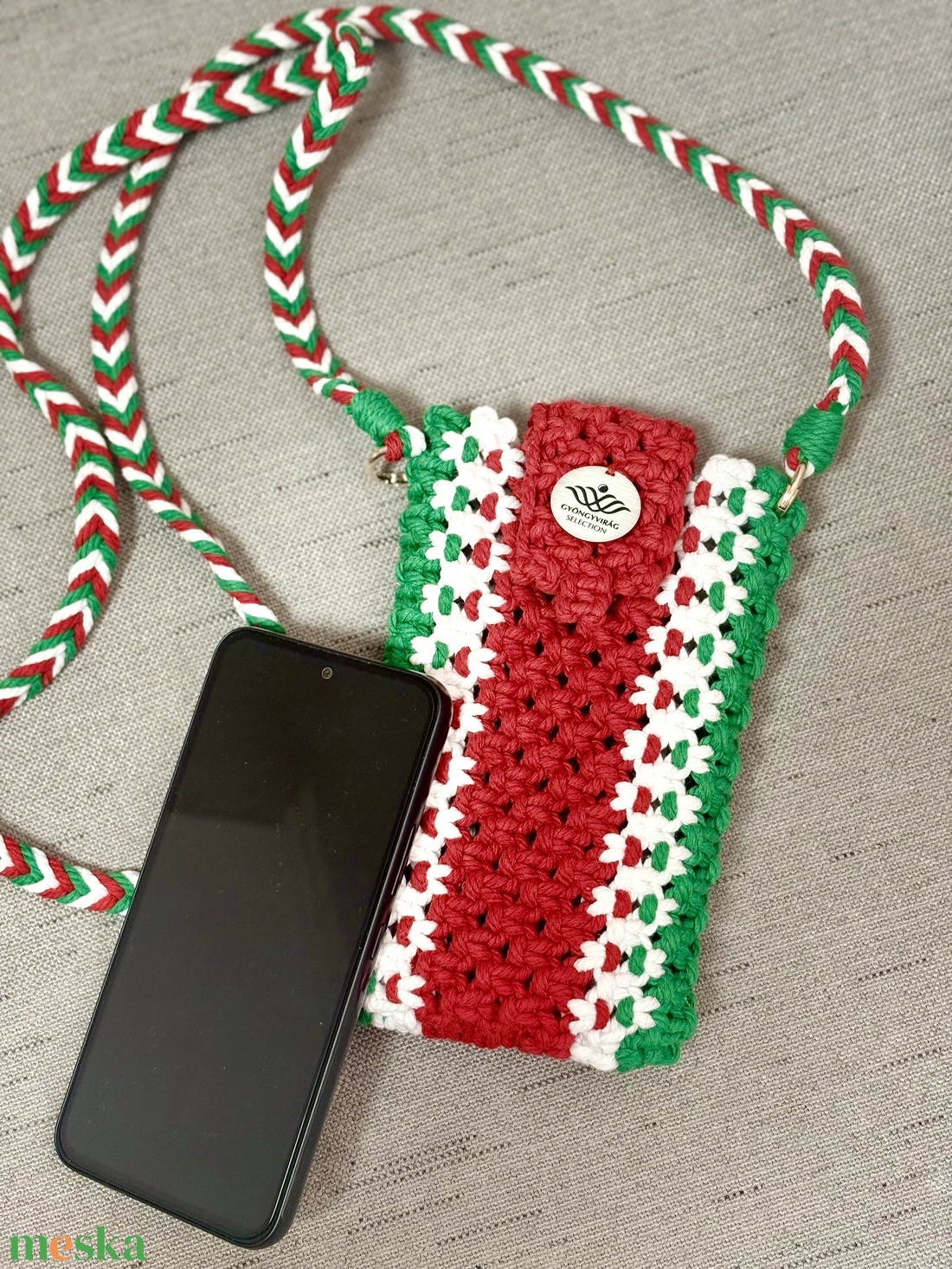 Nemzeti színű makramé mobil tartó - táska & tok - pénztárca & más tok - telefontok - Meska.hu