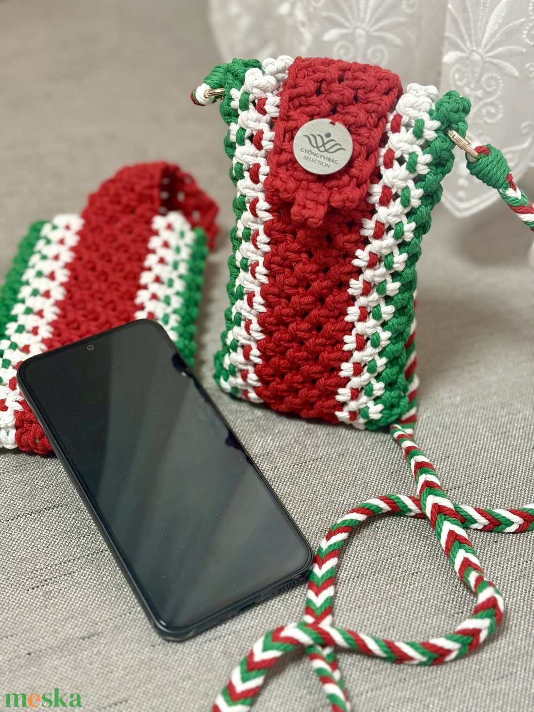 Nemzeti színű makramé mobil tartó - táska & tok - pénztárca & más tok - telefontok - Meska.hu