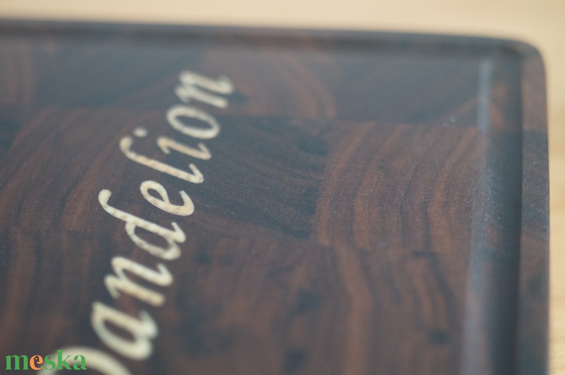 Pitypangot fújó kislány - bütüs vágódeszka valódi fa betéttel - otthon & életmód - konyhafelszerelés, tálalás - sütés, főzés - vágódeszka - Meska.hu