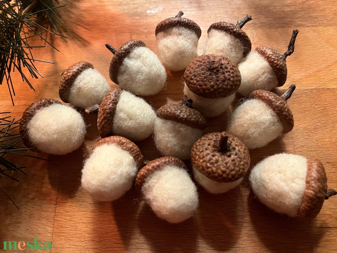 Tűnemezelt makkocskák - karácsony - karácsonyi lakásdekoráció - karácsonyi lakásdíszek - Meska.hu