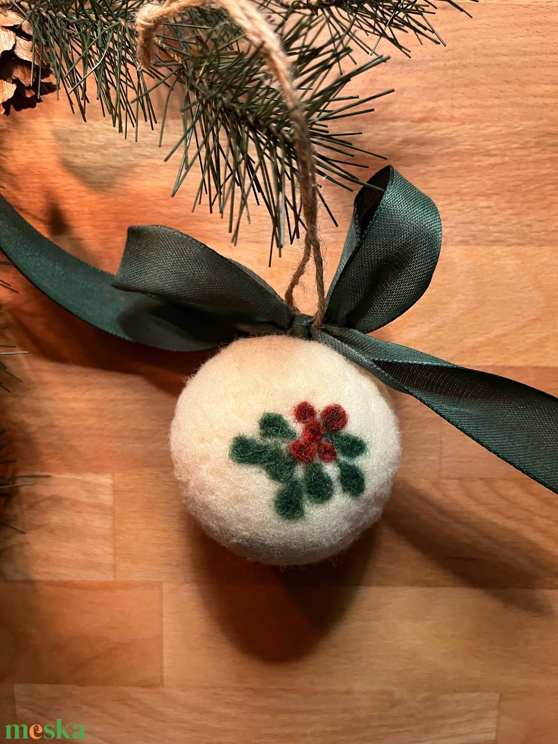 Tűnemezelt karácsonyfagömb - karácsony - karácsonyi lakásdekoráció - karácsonyfadíszek - Meska.hu