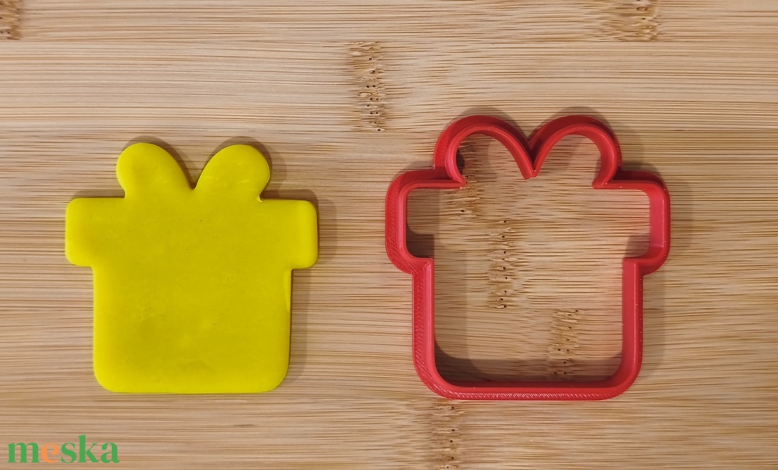 Ajandék doboz formájú sütikiszúró  - otthon & életmód - konyhafelszerelés, tálalás - sütés, főzés - sütikiszúró - Meska.hu