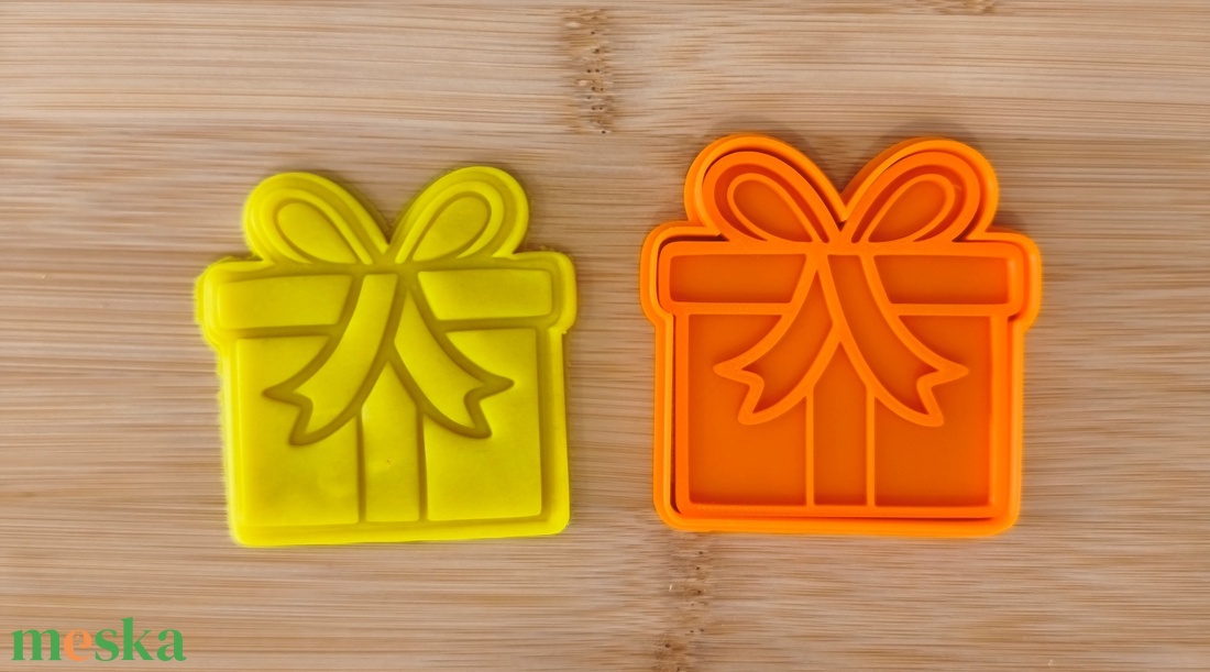 Ajándékos doboz formájú sütikiszúró - otthon & életmód - konyhafelszerelés, tálalás - sütés, főzés - sütikiszúró - Meska.hu