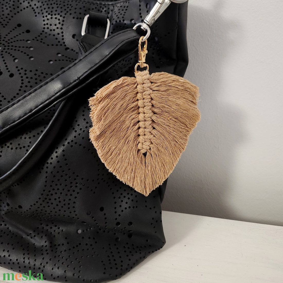 Makramé levél kulcstartó/táskadísz - mogyoró - táska & tok - kulcstartó & táskadísz - táskadísz - Meska.hu