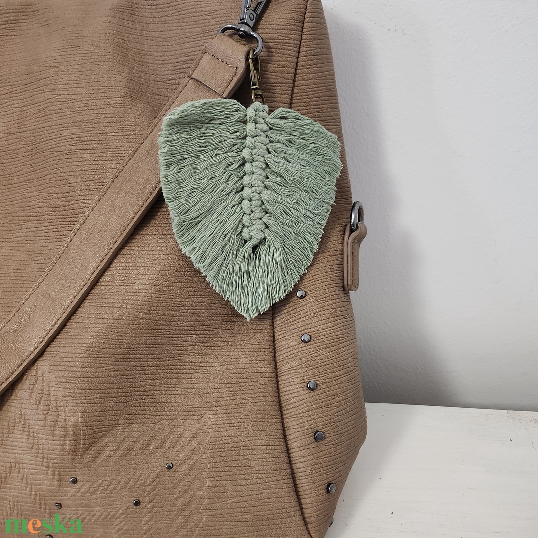 Makramé kulcstartó/táskadísz - világos zöld - táska & tok - kulcstartó & táskadísz - táskadísz - Meska.hu