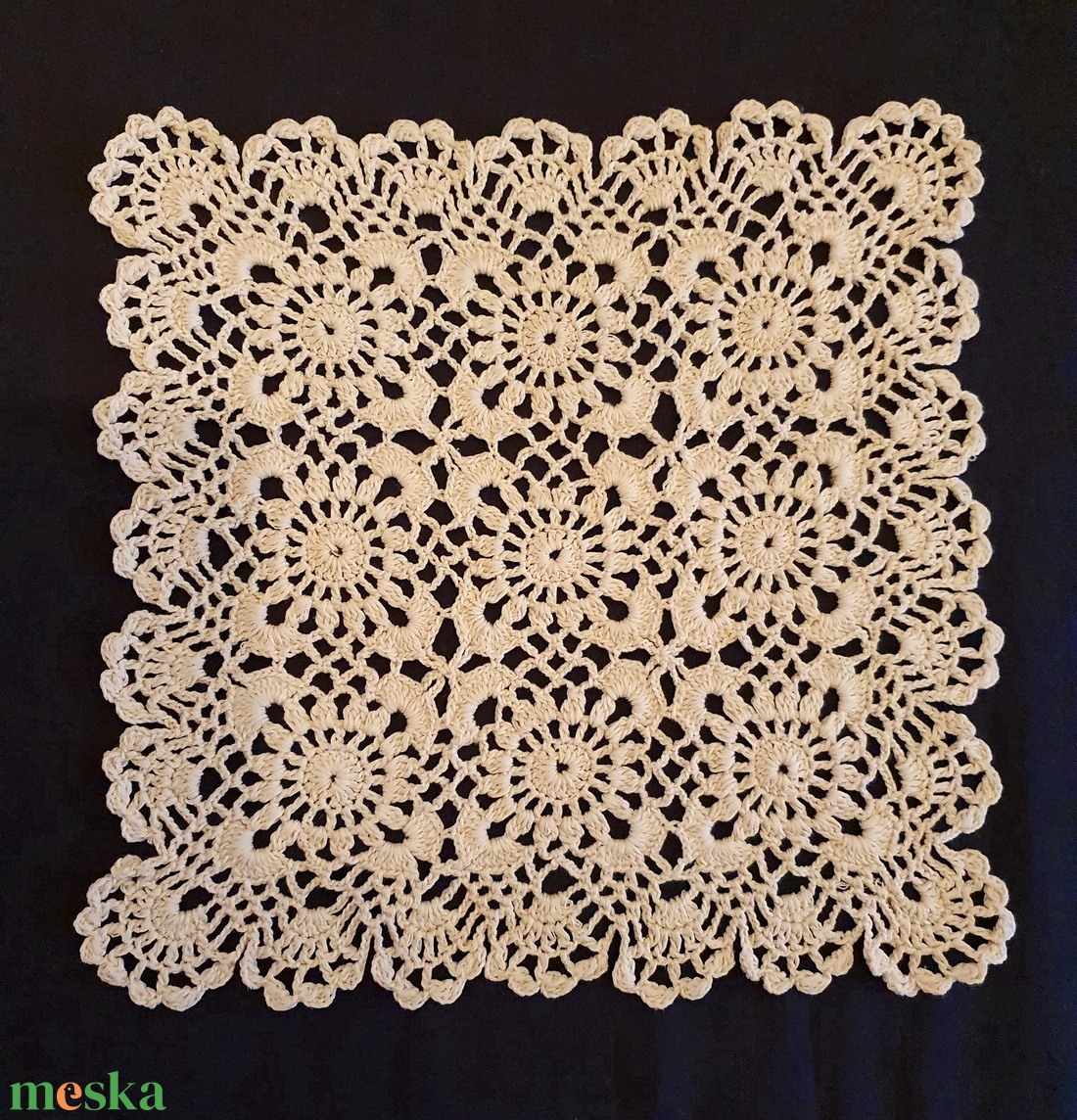 32 x 32 cm-es,  horgolt terítő  - otthon & életmód - lakástextil - abrosz, terítő - díszterítő polcra, komódra - Meska.hu